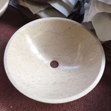 Saulainā dzeltenā marmora izlietnes vannas istaba