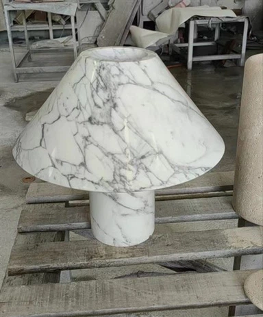 Pīlāra galda lampa no Arabescato marmora